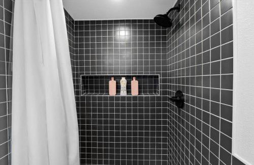 Spacious and Bright with Deck Walkable to 6th St - Foto 13