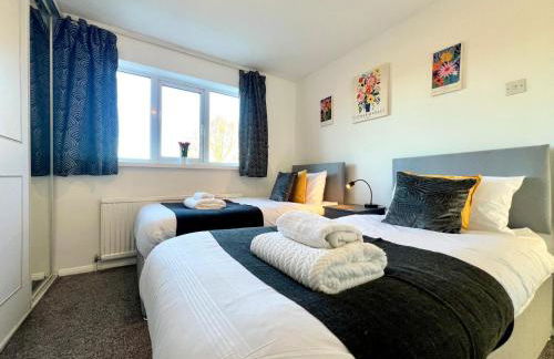 J&J stays 5 bedroom detached house in Peterborough with parking - Photo 8