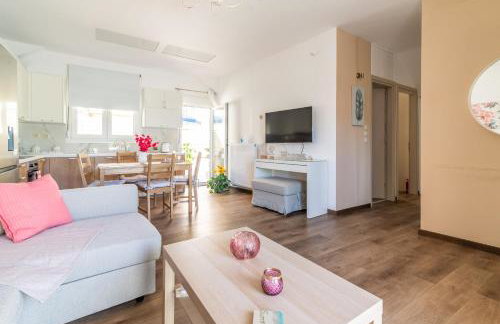 Sophia's Comfortable Home with a Private Backyard - Foto 1