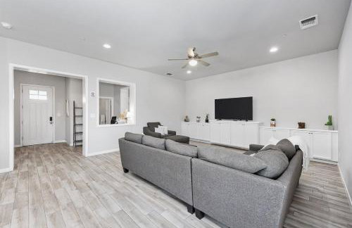 Spacious Home with Private Pool - Photo 27