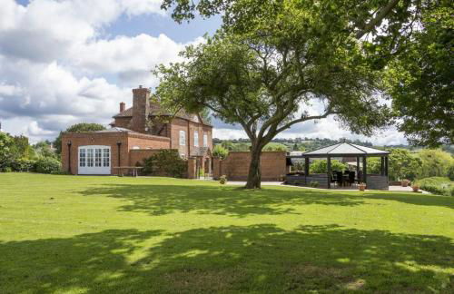 Broad Meadows Farmhouse 12 Guests - Photo 37