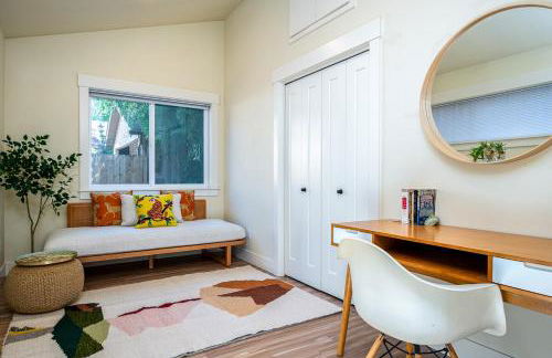 Cozy Laurelhurst Retreat - Photo 16