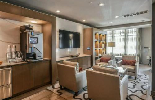 Elegant 2BR w Resort Pool and Lounge Areas 3 - Photo 3