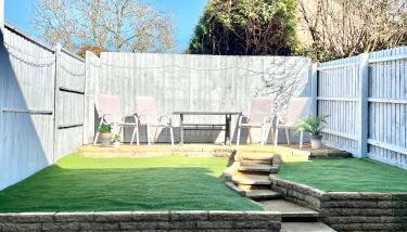 Luxury Modern House, Free Driveway Parking and Garden! Fully Equipped, Sleeps 6 Guests - Foto 5, Garden, sunbed, Garden view