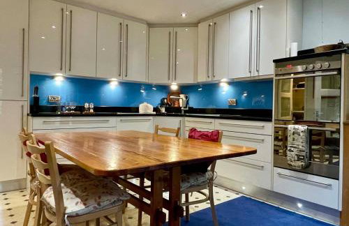 Farnham Haven: Unique Home with Courtyard - Photo 2