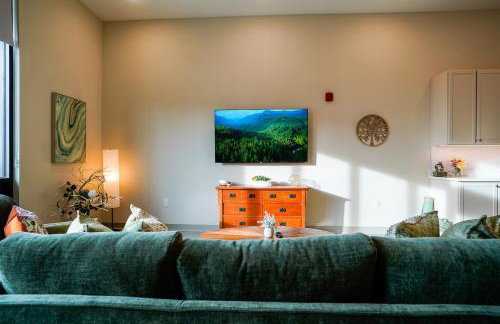 Peridot Suite - NEW 2bdrm 2bath Loft near Mass! - Photo 45