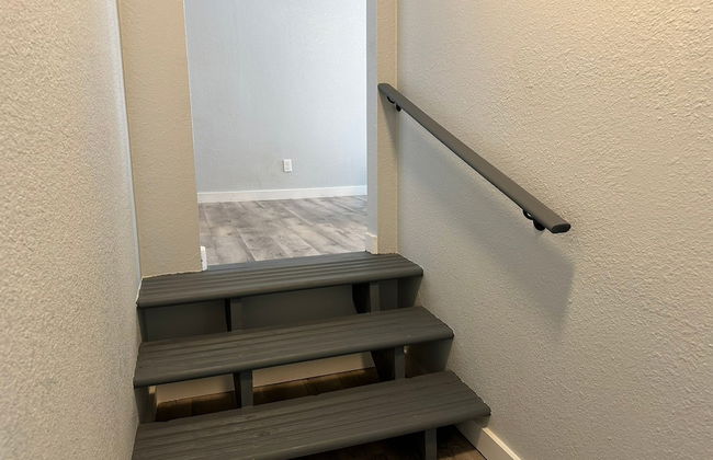 Vintage Vibes Modern Comfort 2BR for 6 Guests - Photo 19