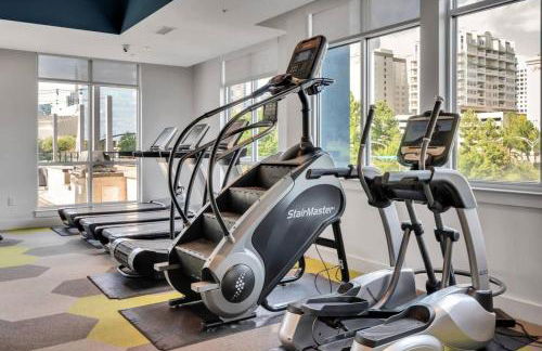 Skyline Retreat - Free Parking, Pool, Balcony - Foto 12