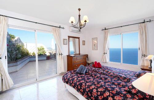 Breathtaking Seaside Villa with Heated Saltwater Pool & Panoramic Terraces - Foto 10