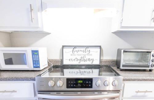 Wrap-Around Porch Uptown Stay-Pets Welcome! - Foto 19