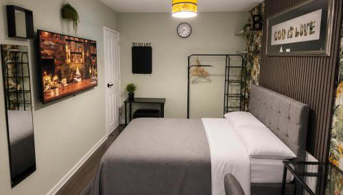 Cosy and Private with 55"TV and Dedicated Toilet Shower Space - Photo 2