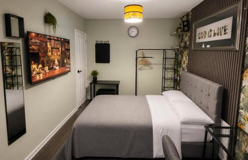 Cosy and Private with 55"TV and Dedicated Toilet Shower Space - Foto 2