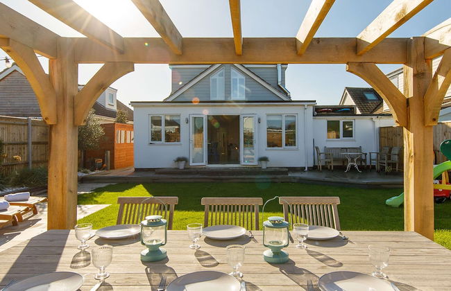 4BR Beach House Sleeps 10 - 5 Mins Walk to the Sea - Foto 1