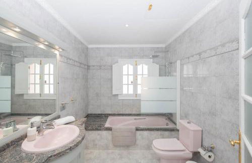 4BR Chalet El Romero-Private Pool, Barbecue & Chill - Foto 38