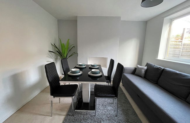 Bright & Airy 3BR Home with Parking - Photo 7