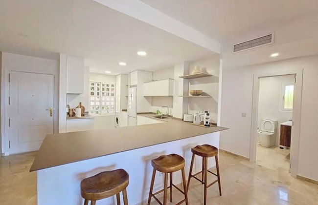 Coastal Retreat-sleeps 8, Sea View, Pool & Parking - Foto 6