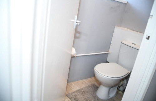 2ndHomeStays- Willenhall-A Serene 3 Bed House with a Garden View-Suitable for Contractors and Families-Sleeps 9 - 7 mins to J10 M6 and 21 mins to Birmingham - Foto 20