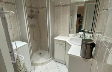 VUE EPOUSTOUFLANTE SUR BANDOL & LA MER 2 pièces, piscine tout confort 4 étoiles, très calme, terrasse spacieuse sans vis à vis, parking privé résidence standing - Foto 19