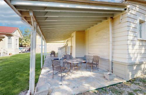 Historic charmer with updated appliances, enclosed yard, & AC - near downtown - Foto 21