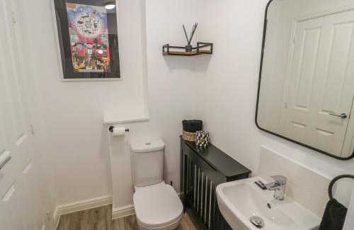 Silverstone Paddock Retreat - Photo 32