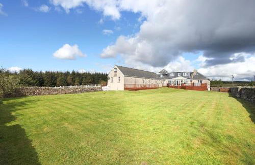 JOIVY Greenknowes Estate with Hot Tub and Bar - Farmhouse and Lodge - Photo 6