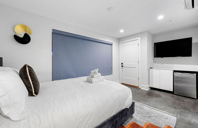 Stylish Midtown Home w Rooftop Views by Silverx - Foto 37