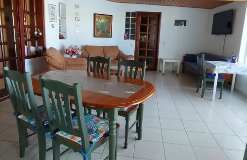 2BR Bungalow with Sunny Private Terrace - Secure Gear Storage - Foto 8