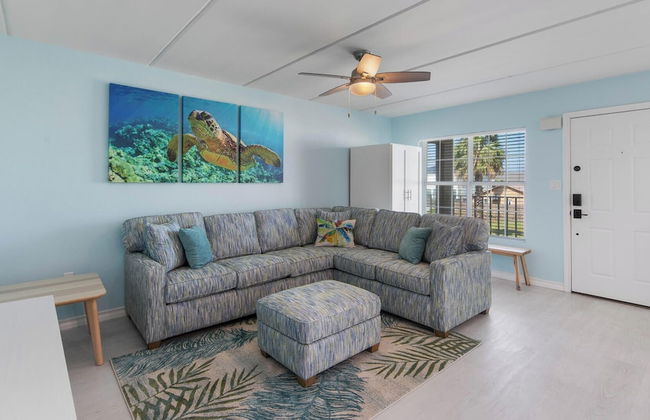 Modern Retreat, Block to Beach w Pool & Balcony - Foto 11