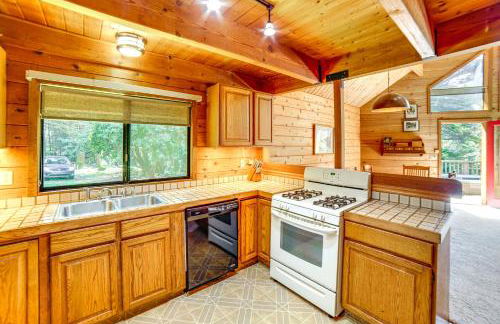 Hot Tub, 1 Mi to Beach 12-Acre Fort Bragg Cabin! - Foto 9