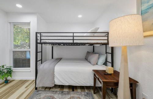 Arlington Entertainment District Home Green & White Door - Foto 45