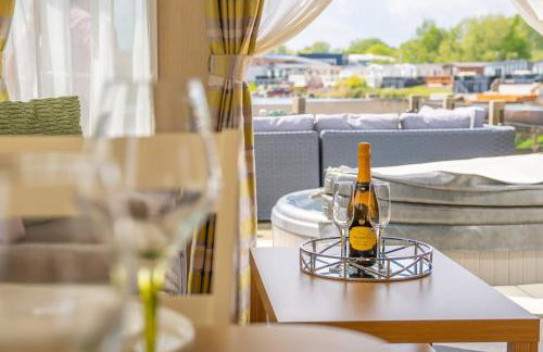 Lake View with Private Hot Tub at Tattershall Lakes - Foto 13