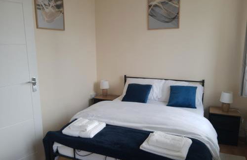 Vauxhall Central - Spacious 3-Bed Serviced Apartment- Balcony-Free Parking - Lift - Sleeps 7 - Foto 3