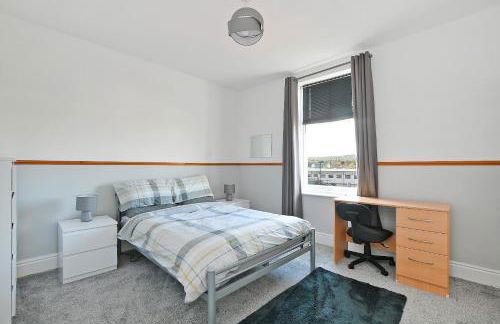 Spacious 4BR, Parking, Near Centre, Accommodates 7 - Foto 8