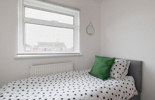 Spacious 3BR Home in Leighton Buzzard Parking Sleeps 5 Walk to Town & Train Near Rushmere Country Park & Leighton Buzzard Railway Perfect for Families & Work Stays - Foto 20