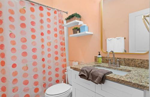 Renovated Dog Friendly Duplex Near Food & Fun Fully Fenced Yard and Private Parking - Foto 59