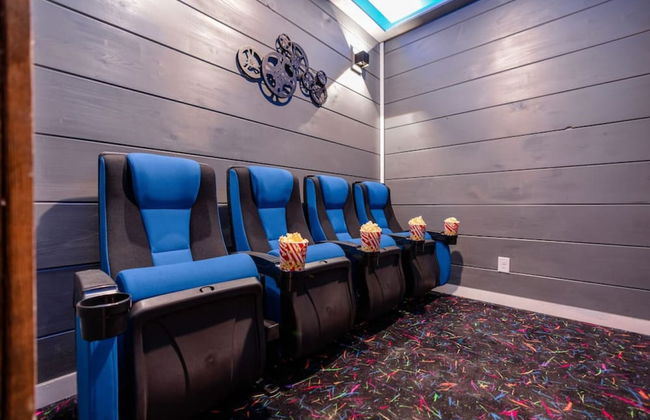 Romantic Cabin Retreat By Ghosal Luxury Lodging - Photo 24