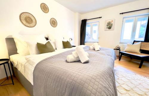 KUELhome - STYLISCHE ZENTRALE WOHNUNG MIT KÜCHE UND PARKPLATZ IN SEITENSTRAẞE - Foto 14