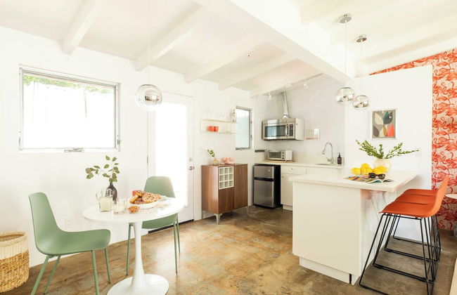 2 Rooms, Sleeps 8 Retro Hotel w/ Pool Wesley King Studio Buyout by Avantstay - Foto 6