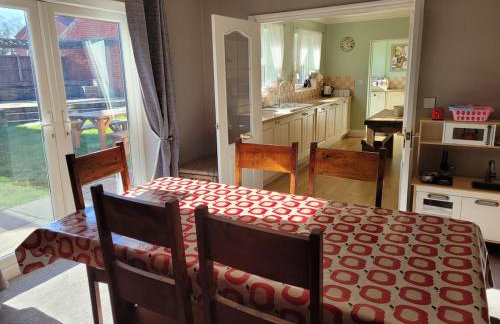 Detached luxury 5 bed house, lanscaped garden, fire pit, parking, can sleep families or workers - Foto 42