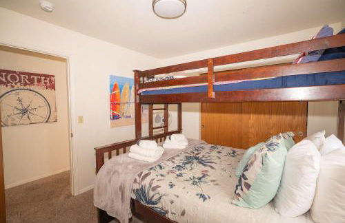 Spacious 3BR Home with Hot Tub & Private Yard - Foto 20