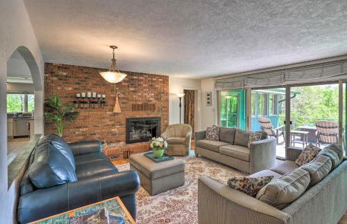 Stunning Fletcher Home Hot Tub and Fire Pit! - Foto 3