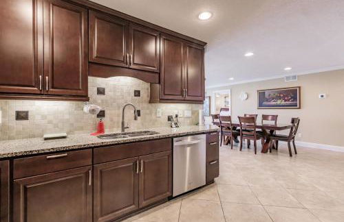 1055-606 Gulf Side High Rise with Pond View - Foto 6