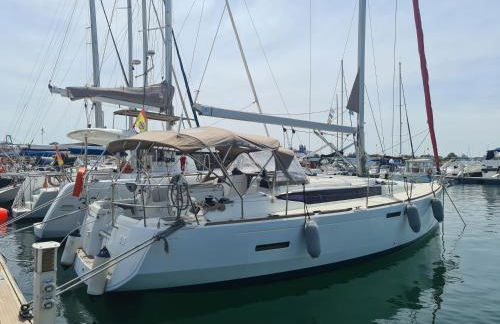 Sleep aboard a modern sailboat in Oeiras - Foto 2