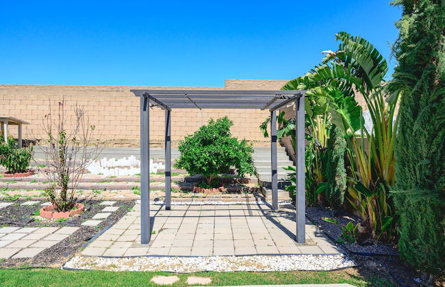 Spacious Family Retreat w Garden Modern Comfort - Photo 2