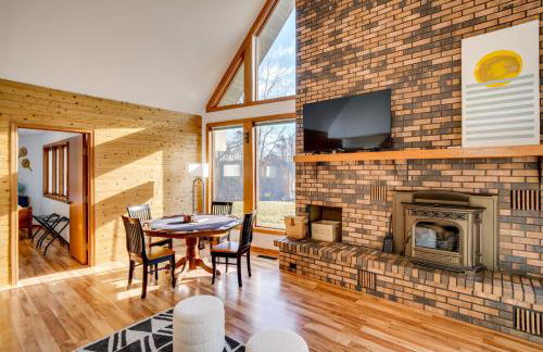 All-Season Lodge 40 Acres Walk to Elkhart Lake! - Foto 6