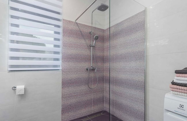 Villa in Novigrad With Private Pool and Beach - Photo 16