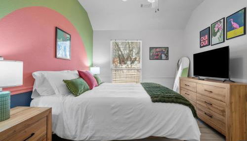 NEW! Stylish Home Arcade & Fireplace Sleeps 10 - Foto 2