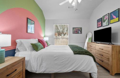 NEW! Stylish Home Arcade & Fireplace Sleeps 10 - Foto 2