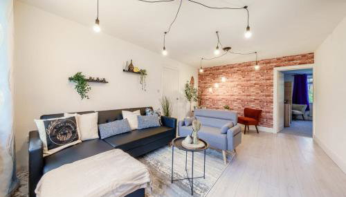 Large 6-Bed house, Free Parking & Motorway Access - Foto 4