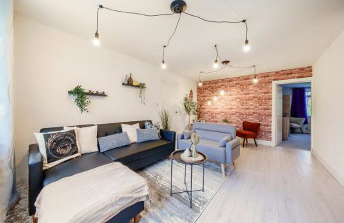 Large 6-Bed house, Free Parking & Motorway Access - Foto 4